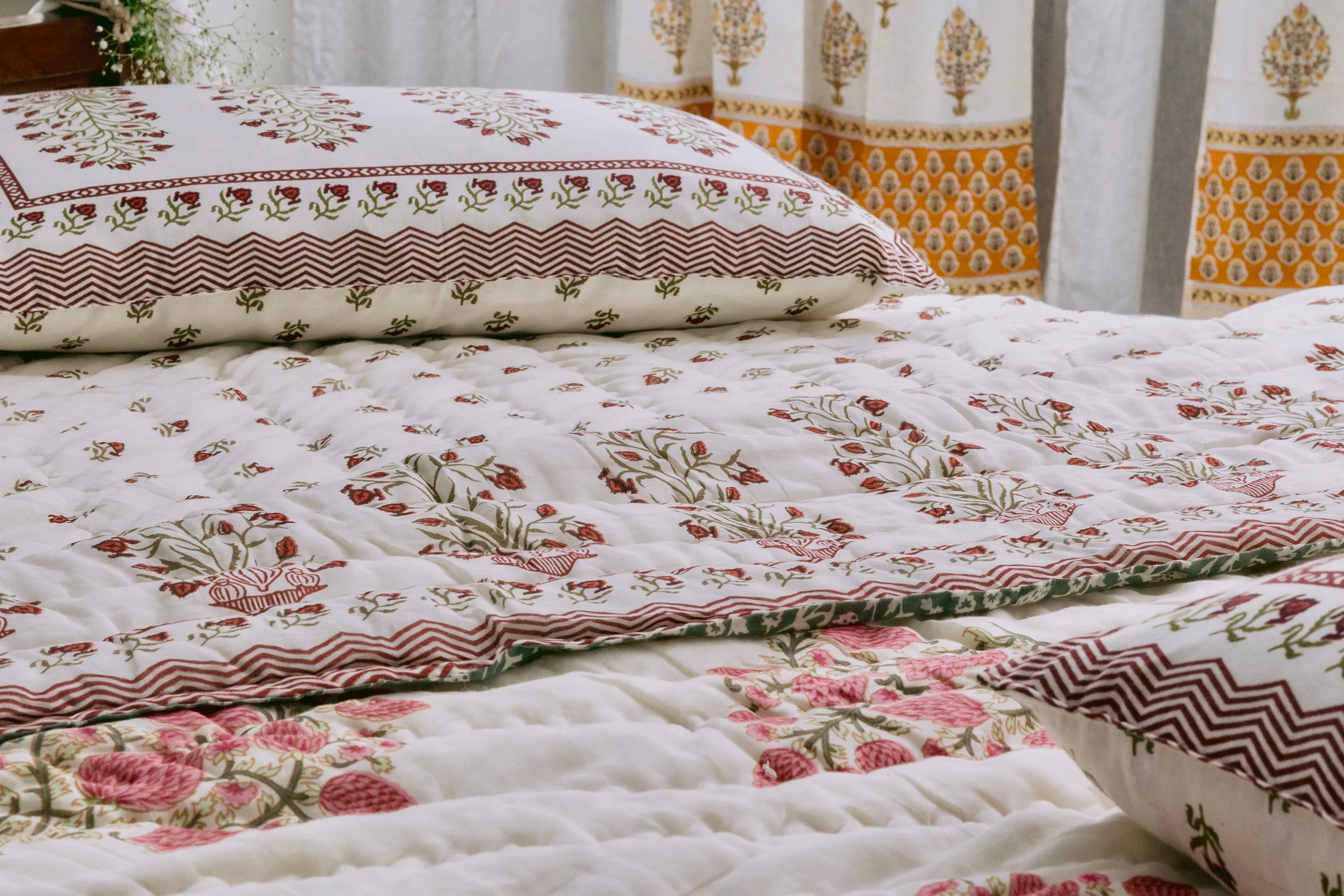 Reversible Qala Comforter Set